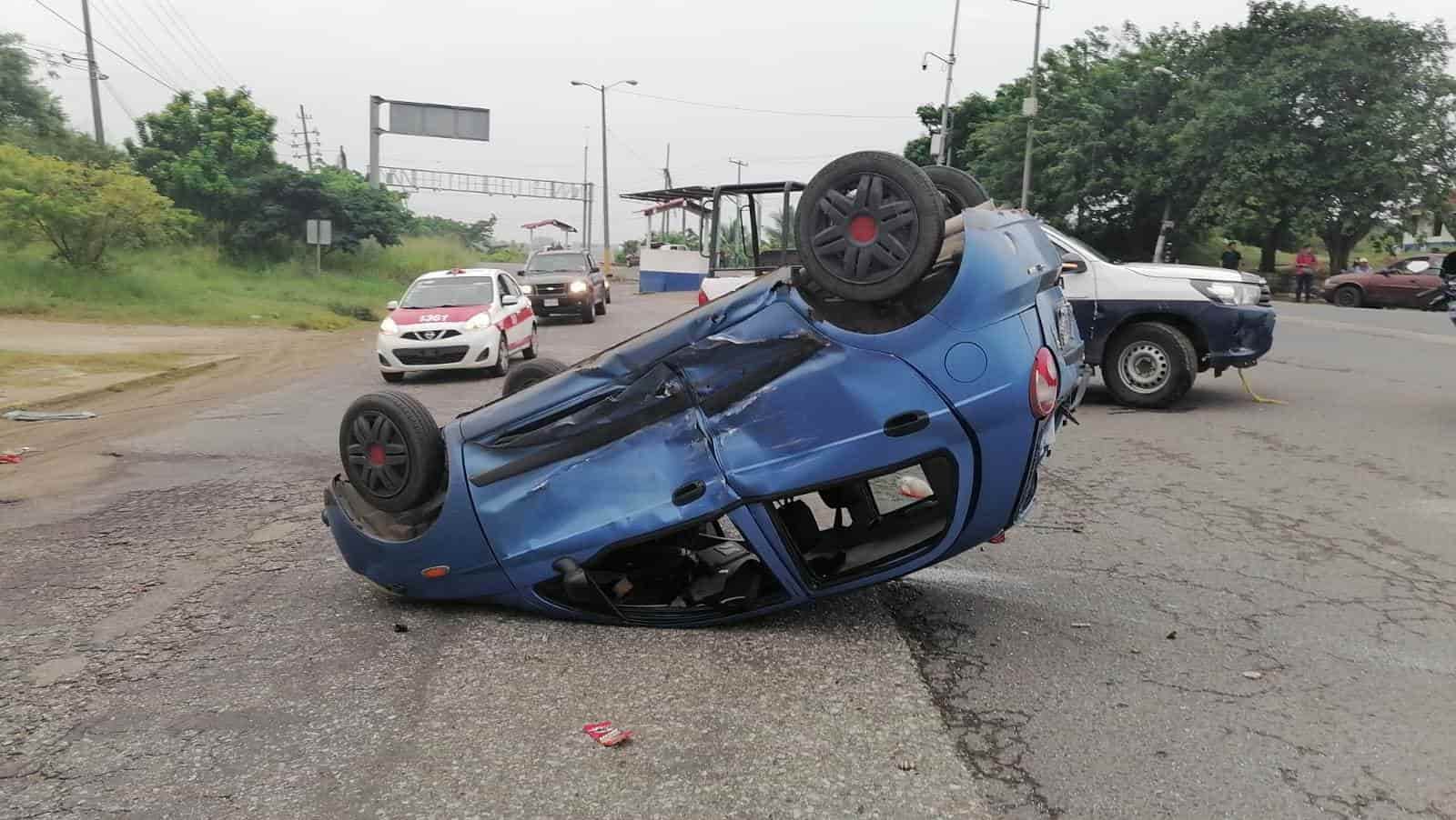 Aparatosa volcadura deja cuatro lesionados en Lomas de Barrillas