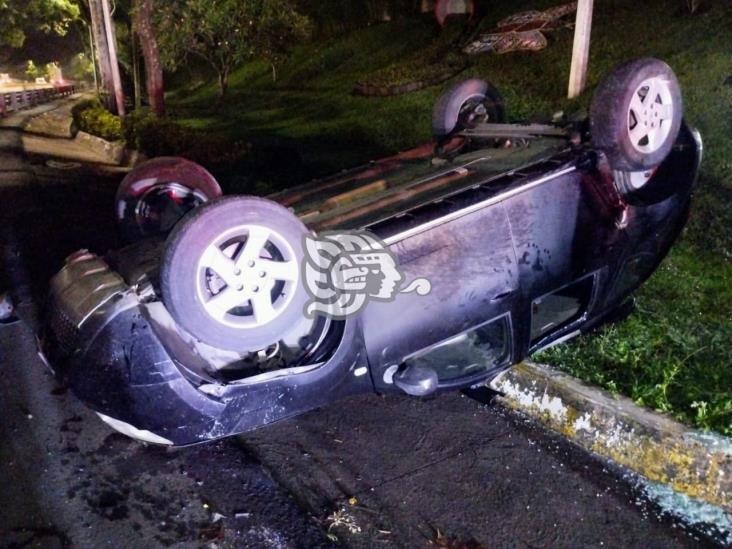 Conductora volcó su auto frente al panteón Palo Verde