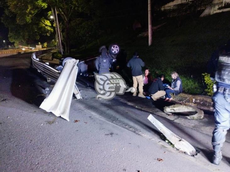 Conductora volcó su auto frente al panteón Palo Verde