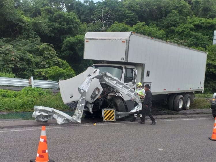 Tractocamión se impacta contra barra de contención en la Córdoba – Veracruz