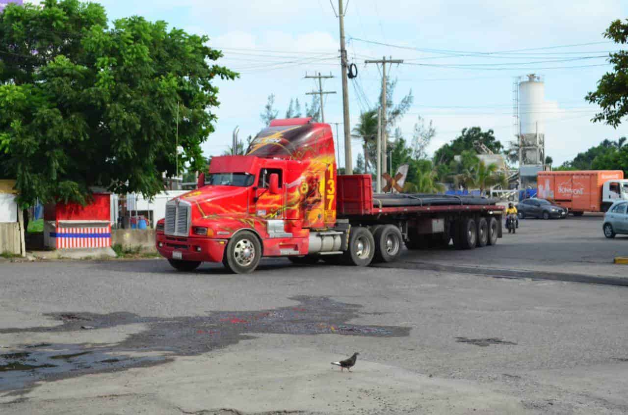 Socavón de Central de Abastos de Veracruz será reparado con concreto hidráulico