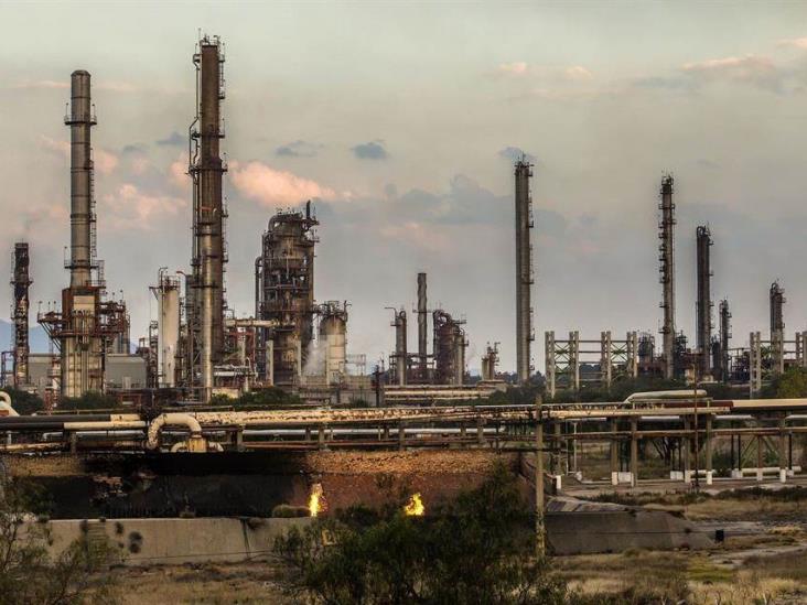 Pemex implementa medidas de seguridad ante llegada de Karl a Veracruz