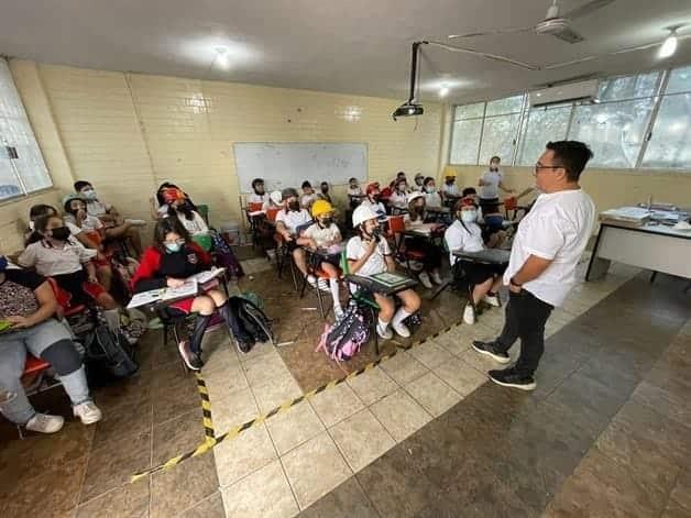 Niños acuden con casco a la escuela ante temor de colapso