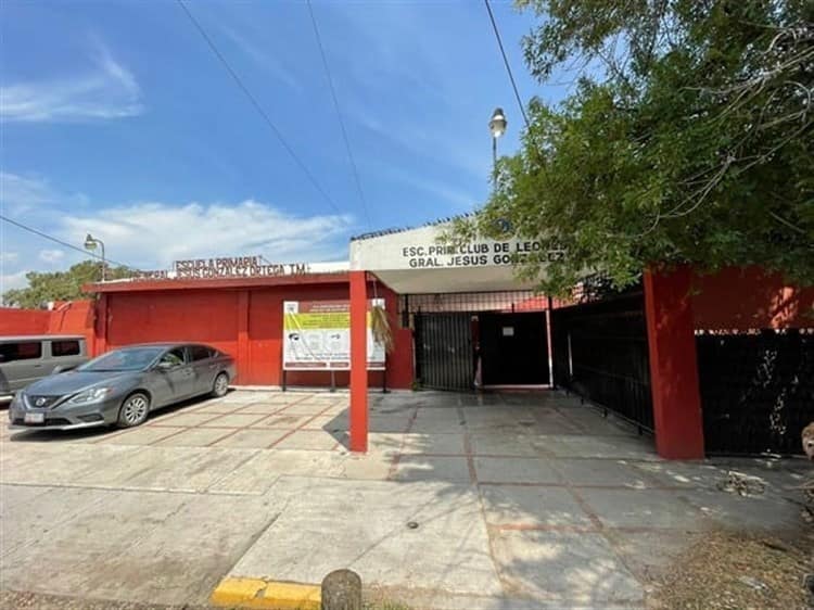 Niños acuden con casco a la escuela ante temor de colapso