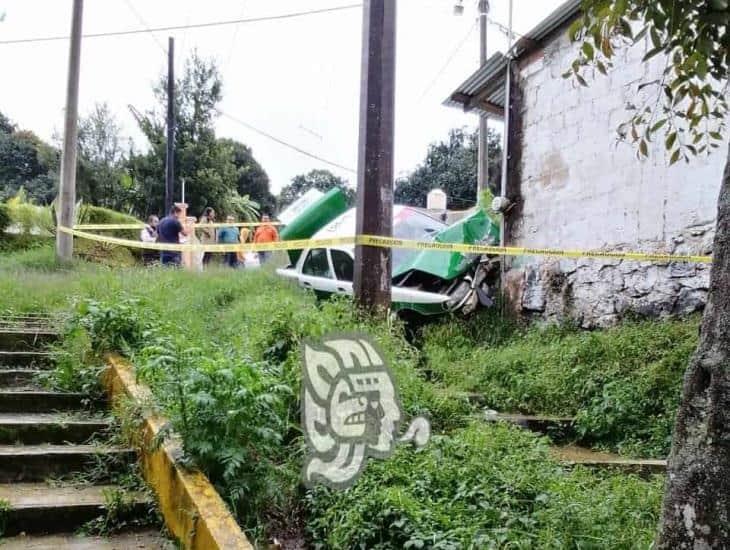 Taxi sin control choca contra Casa del Campesino en Tlalnelhuayocan