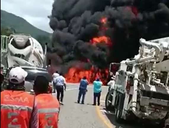 Fuerte incendio por explosión de pipa en carretera Guadalajara-Colima (Video)