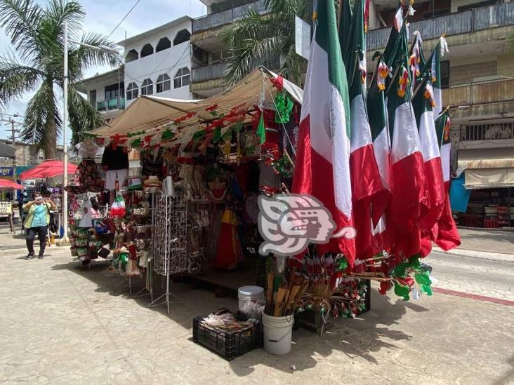 Entre banderas y trajes, comerciantes minatitlecos aprovechan mes patrio (+Video) 