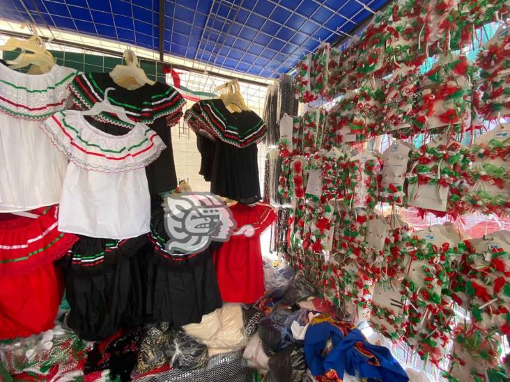 Entre banderas y trajes, comerciantes minatitlecos aprovechan mes patrio (+Video) 
