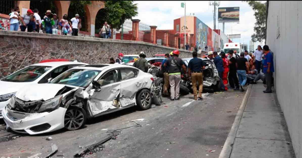 Tráiler sin frenos impactó 23 vehículos en la carretera México- Querétaro (Video)