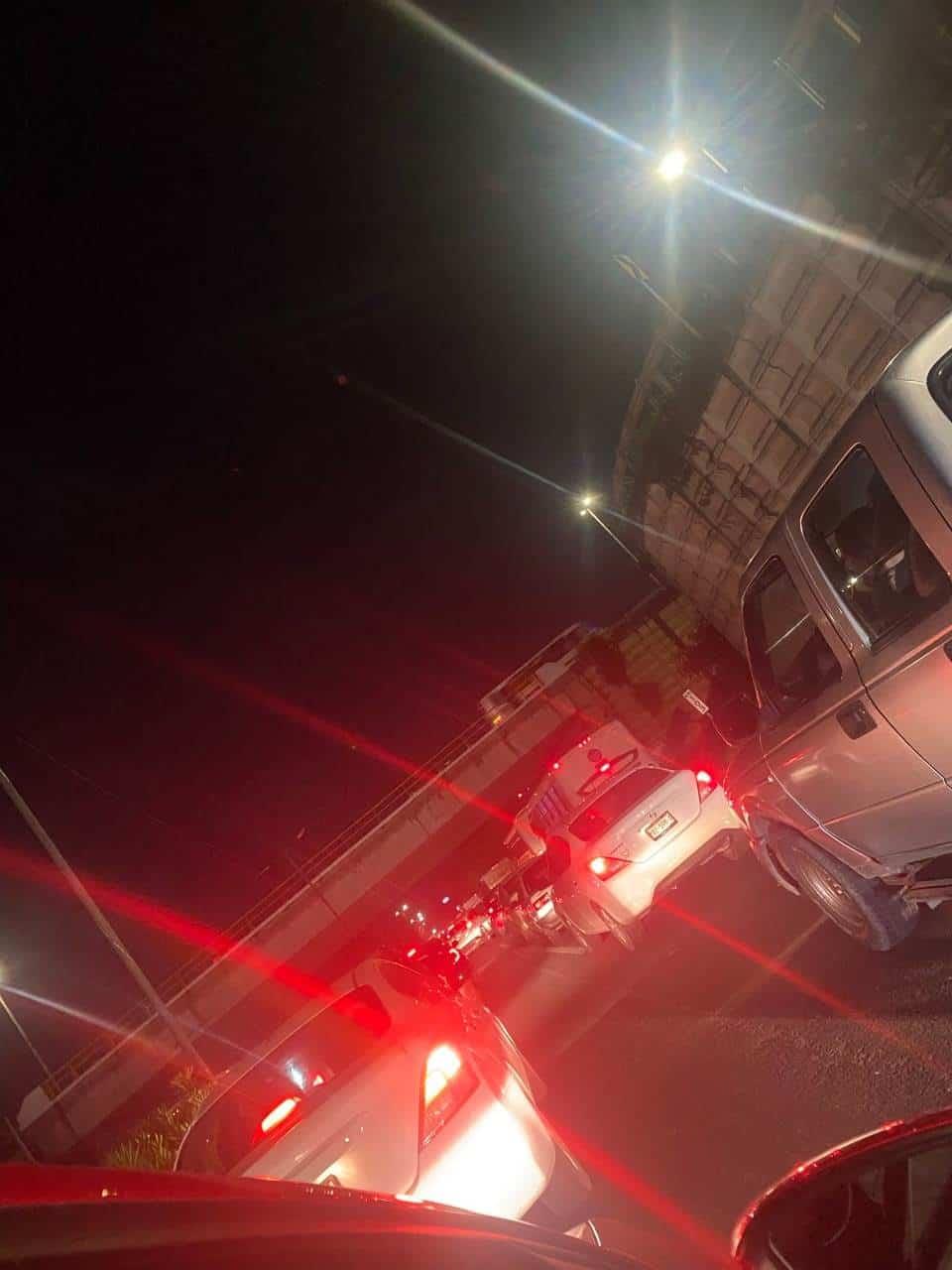 Más de una hora ciudadanos atrapados en tráfico por accidente en Veracruz