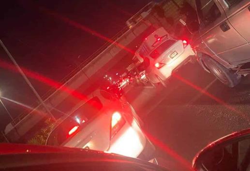 Más de una hora ciudadanos atrapados en tráfico por accidente en Veracruz