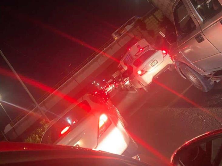 Más de una hora ciudadanos atrapados en tráfico por accidente en Veracruz