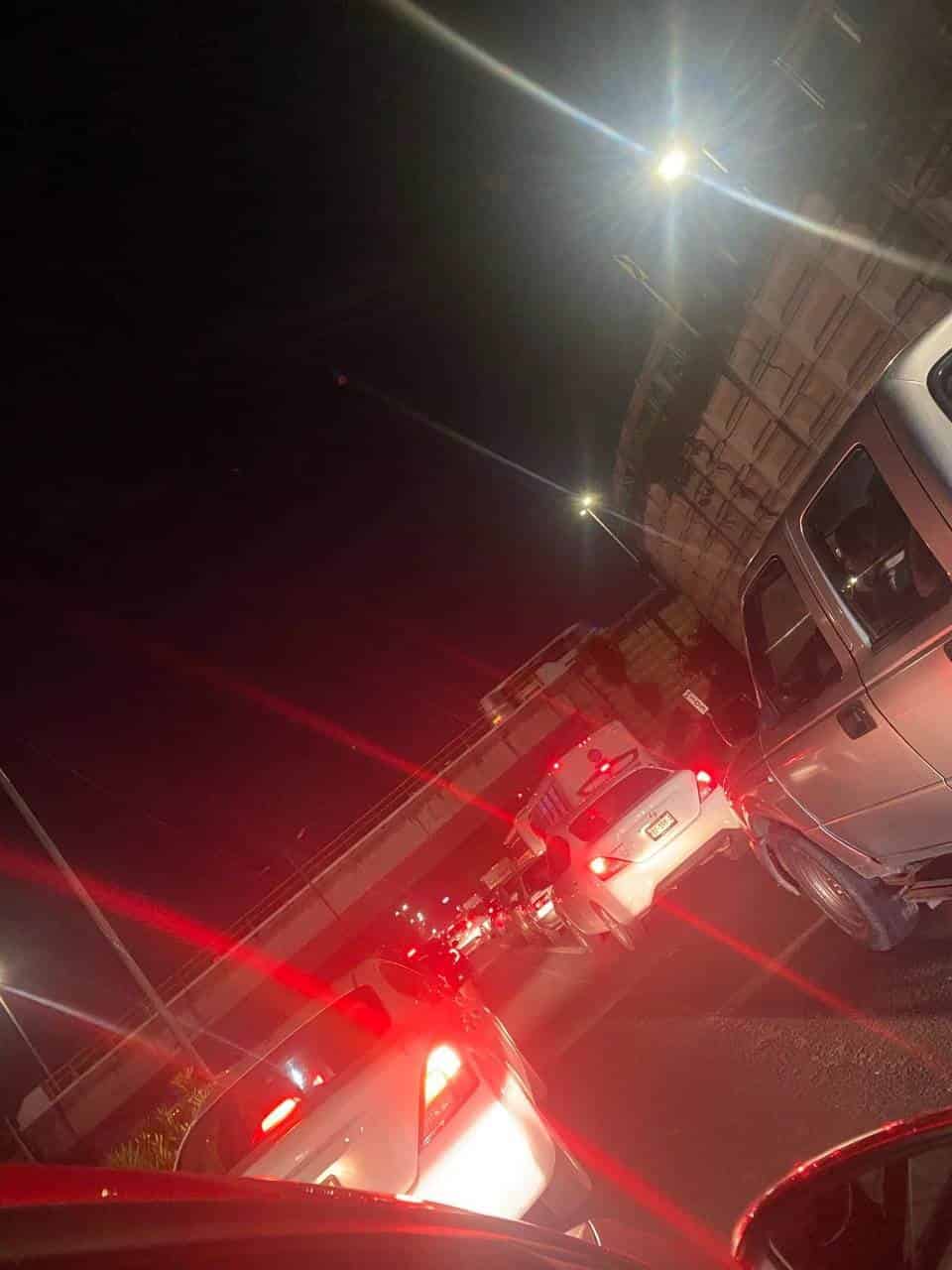 Más de una hora ciudadanos atrapados en tráfico por accidente en Veracruz