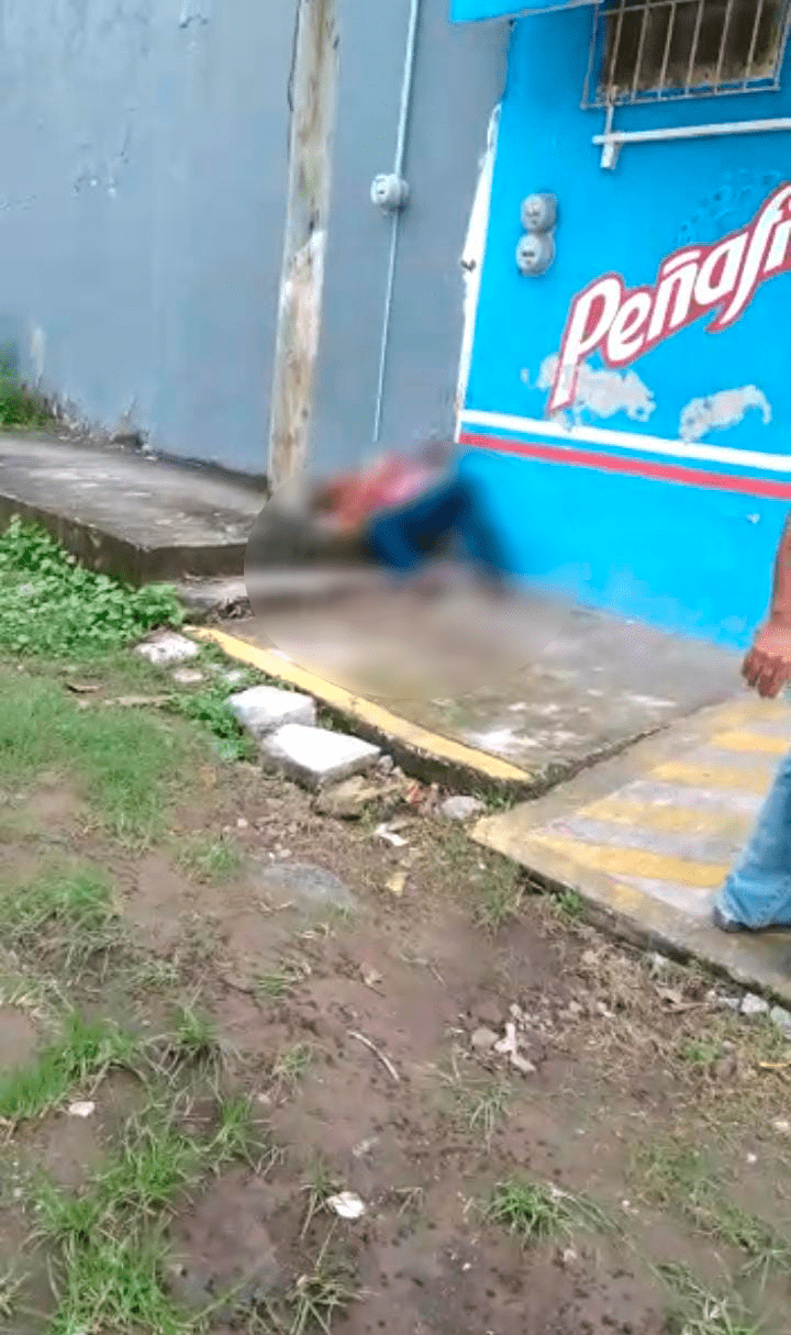 Ladrón es sorprendido por locatarios del mercado Malibrán, lo golpearon