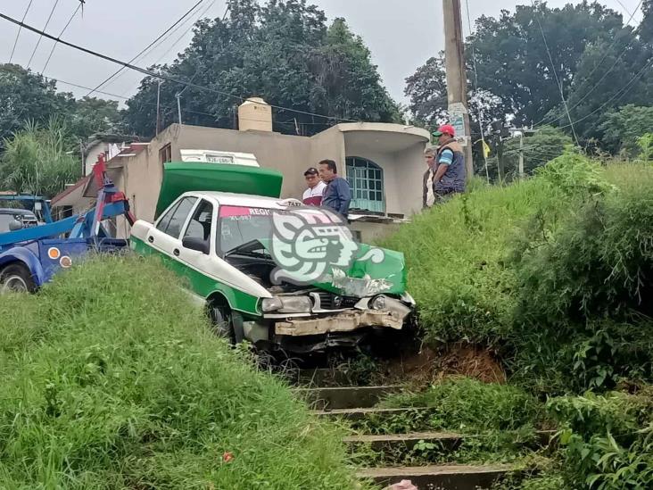 Taxi sin control choca contra Casa del Campesino en Tlalnelhuayocan
