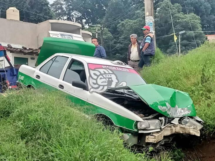 Taxi sin control choca contra Casa del Campesino en Tlalnelhuayocan