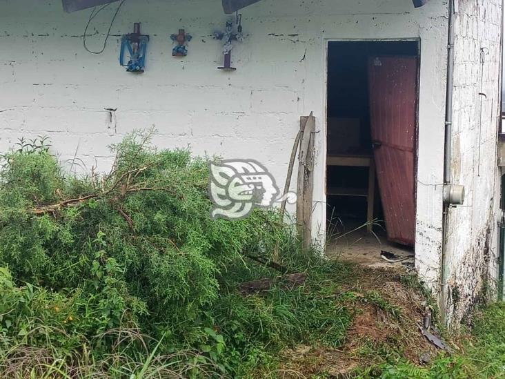 Taxi sin control choca contra Casa del Campesino en Tlalnelhuayocan