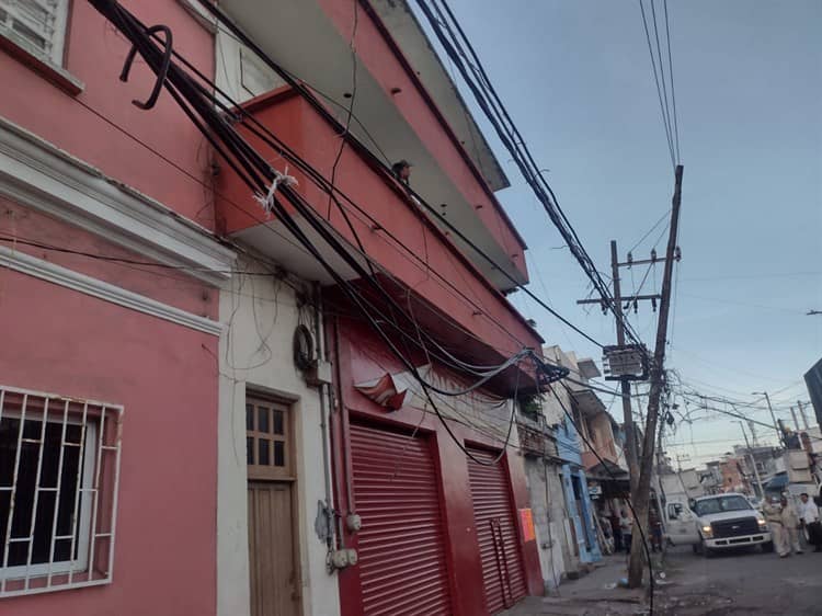 Camión provoca apagón en colonias de Veracruz, se llevó un cable de energía(Video)