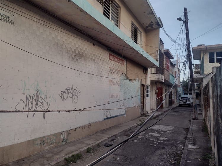 Camión provoca apagón en colonias de Veracruz, se llevó un cable de energía(Video)