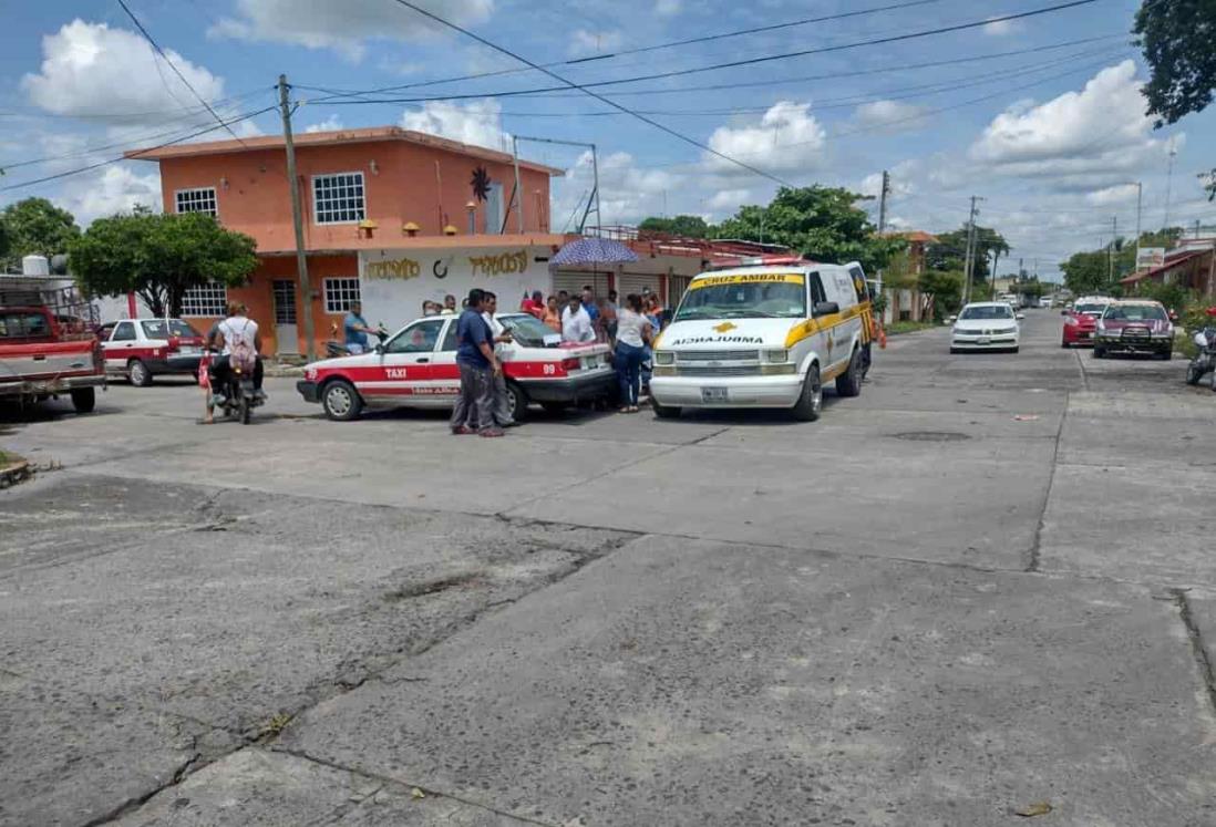 Motociclista se impacta con taxi en Tierra Blanca