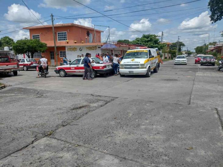 Motociclista se impacta con taxi en Tierra Blanca