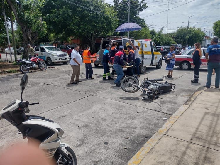 Motociclista se impacta con taxi en Tierra Blanca