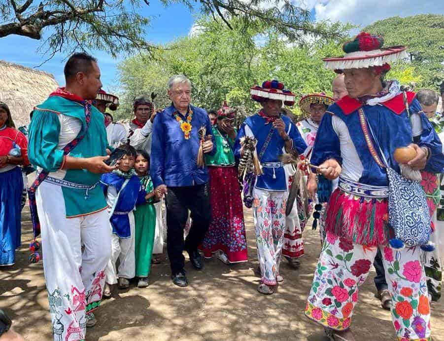 Recibe AMLO proyecto de decreto para proteger sitios sagrados del pueblo Wixárica