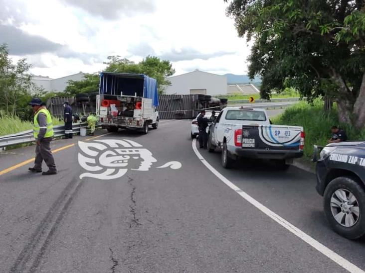 Vuelca tráiler cargado de productos de Nestlé en libramiento Xalapa-Corral Falso