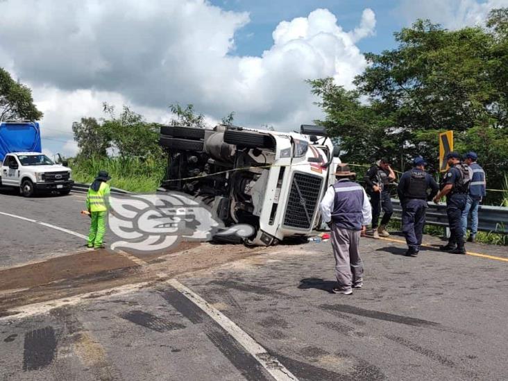 Vuelca tráiler cargado de productos de Nestlé en libramiento Xalapa-Corral Falso