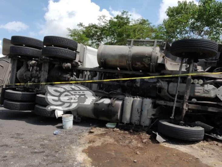 Vuelca tráiler cargado de productos de Nestlé en libramiento Xalapa-Corral Falso