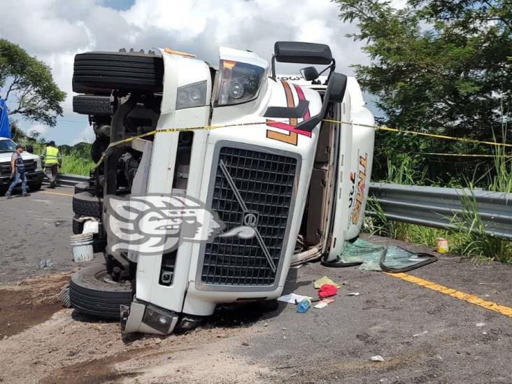 Vuelca tráiler cargado de productos de Nestlé en libramiento Xalapa-Corral Falso