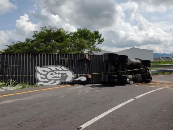 Vuelca tráiler cargado de productos de Nestlé en libramiento Xalapa-Corral Falso