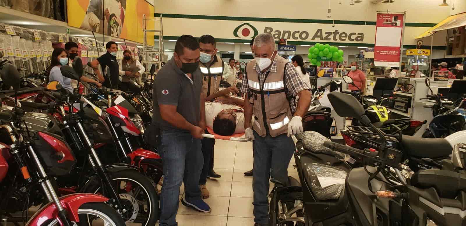 Cae moto sobre pierna de empleado de Elektra