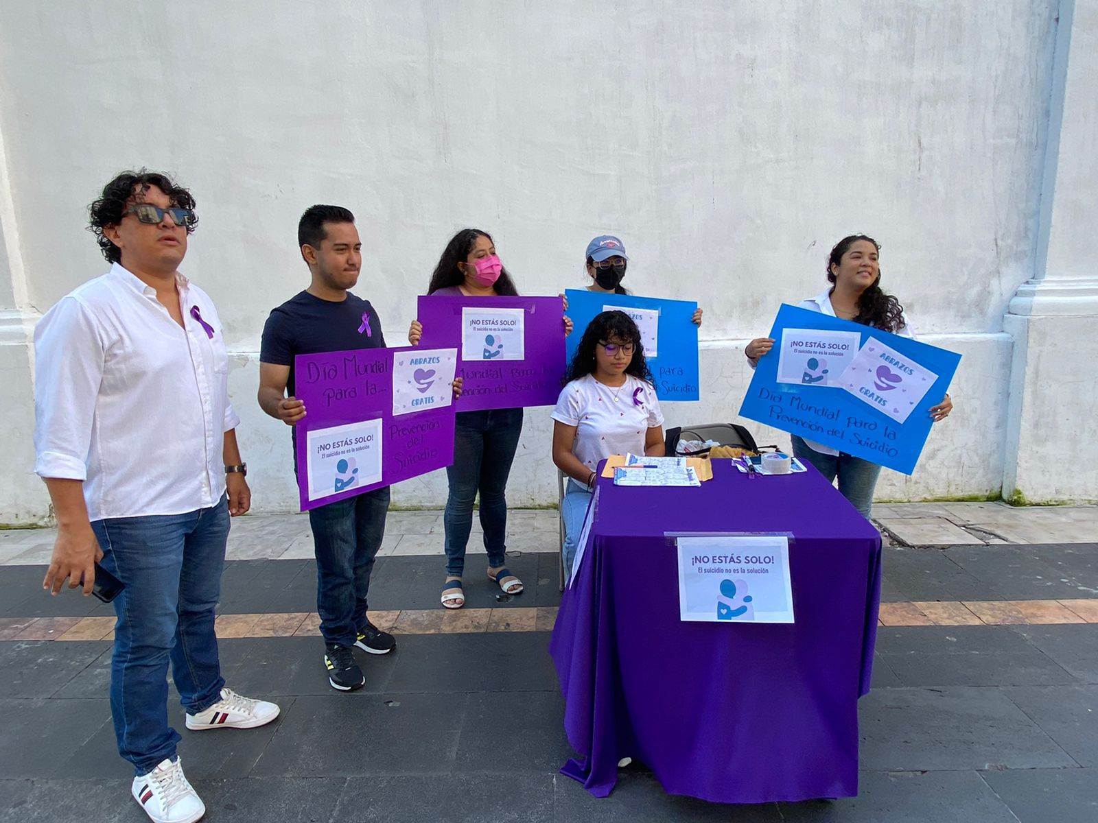 En Día para la Prevención del Suicidio, reparten abrazos en Zócalo de Veracruz