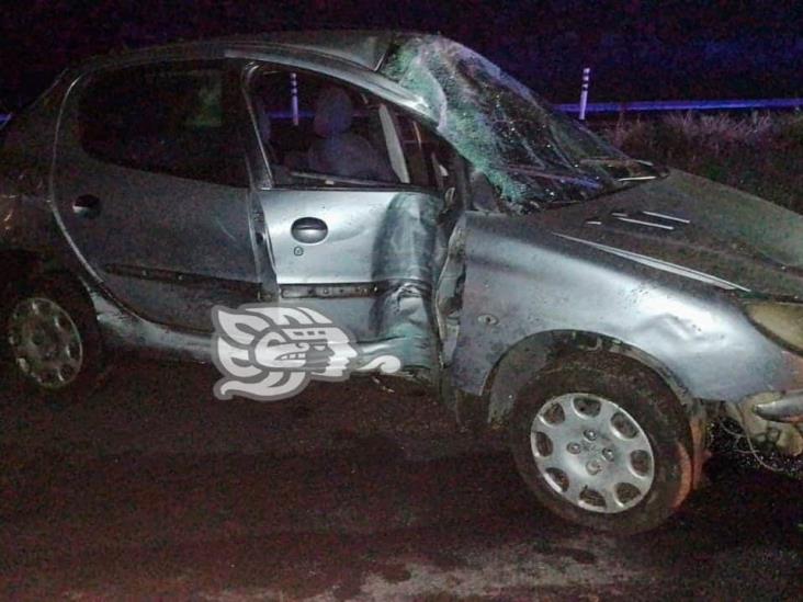 Auto vuelca y derriba luminaria en avenida Lázaro Cárdenas de Xalapa