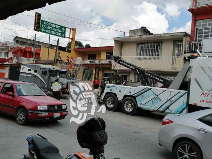 Camión se queda atorado en camellón central de Rébsamen, en Xalapa