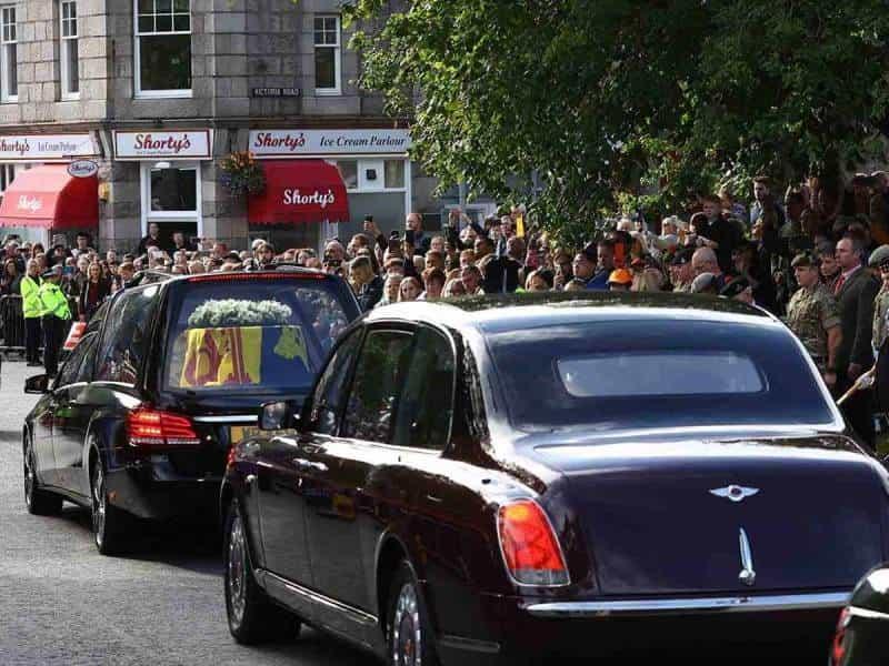 Féretro de la reina Isabel II sale de Balmoral rumbo a Edimburgo