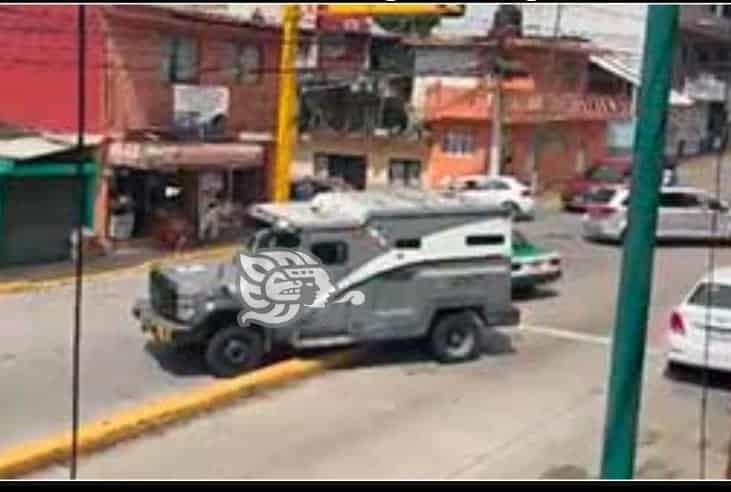 Camión se queda atorado en camellón central de Rébsamen, en Xalapa