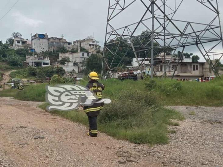 En Xalapa, sujeto provoca movilización tras subirse a torres de CFE