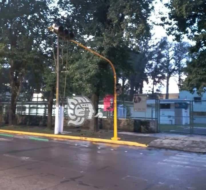 Semáforos descompuestos generan caos vial en Xalapa