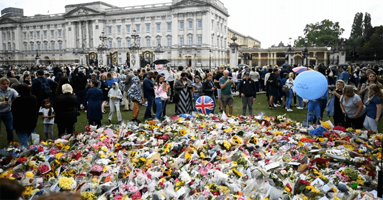 Mexicanos realizan ofrendas para la reina Isabel II en el palacio de Buckingham