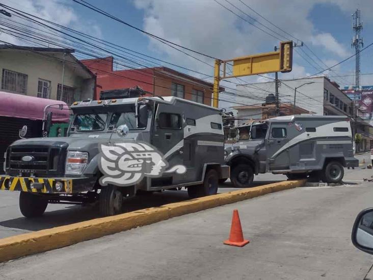 Camión se queda atorado en camellón central de Rébsamen, en Xalapa