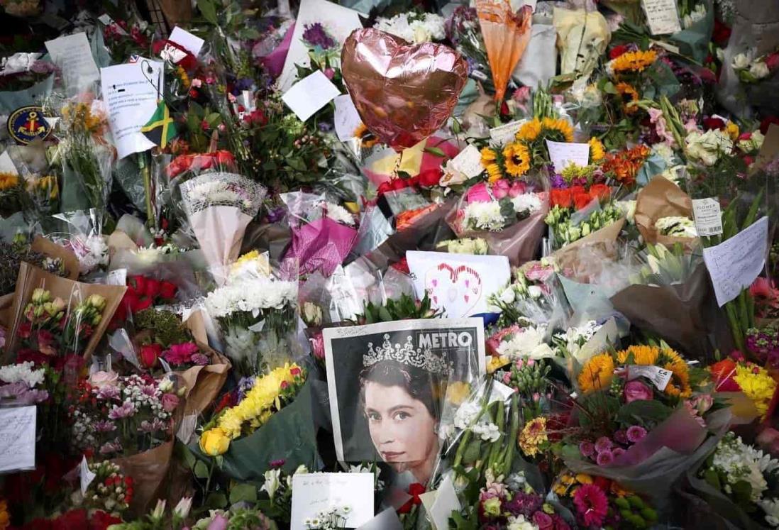 Mexicanos realizan ofrendas para la reina Isabel II en el palacio de Buckingham