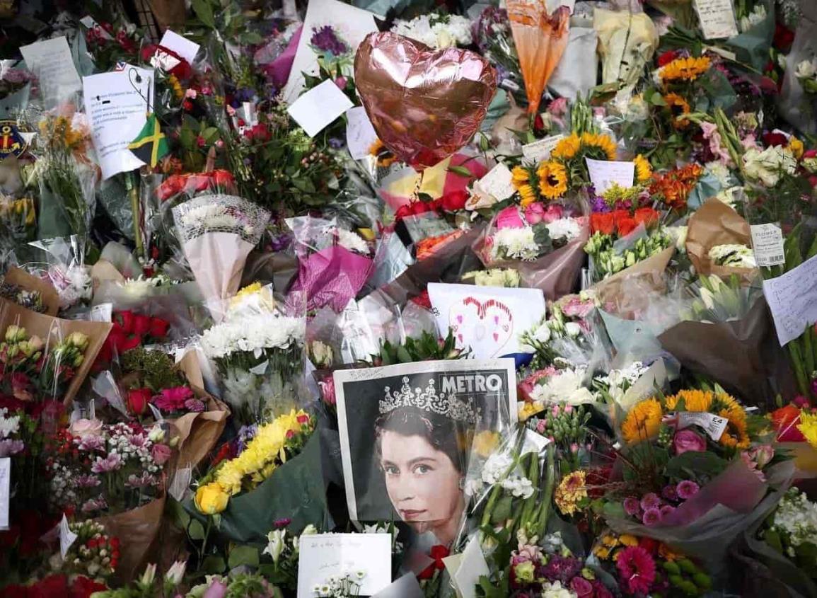 Mexicanos realizan ofrendas para la reina Isabel II en el palacio de Buckingham