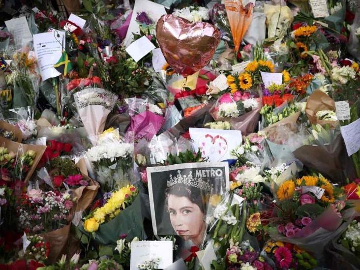 Mexicanos realizan ofrendas para la reina Isabel II en el palacio de Buckingham