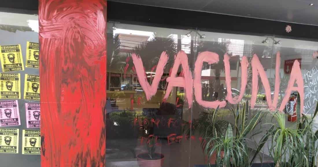 Activistas exigen compra de vacunas contra la viruela del mono