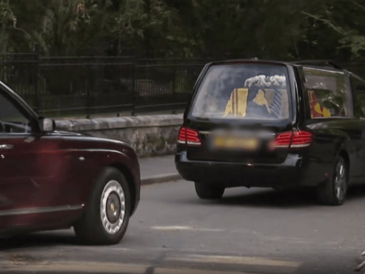 Cortejo fúnebre de la reina Isabel II llega a Edimburgo