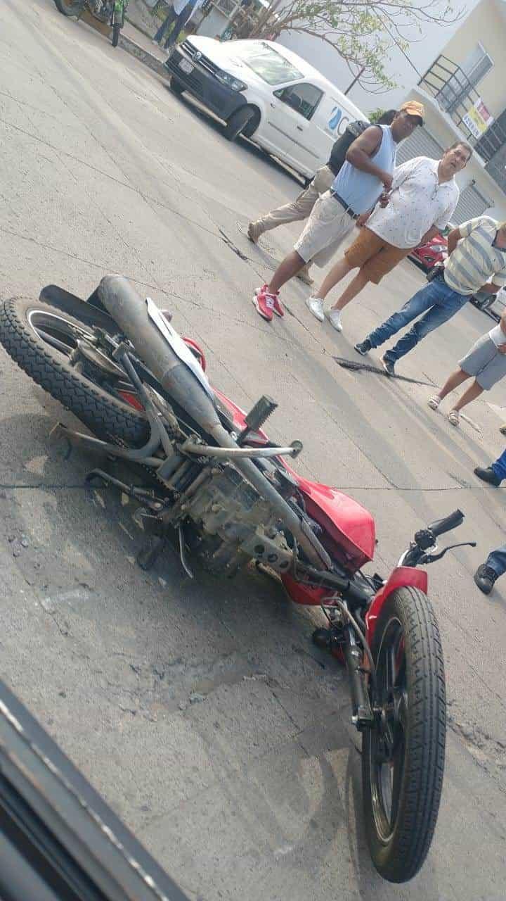 Motociclista resulta herido tras impactarse con automóvil en calles de Boca del Río