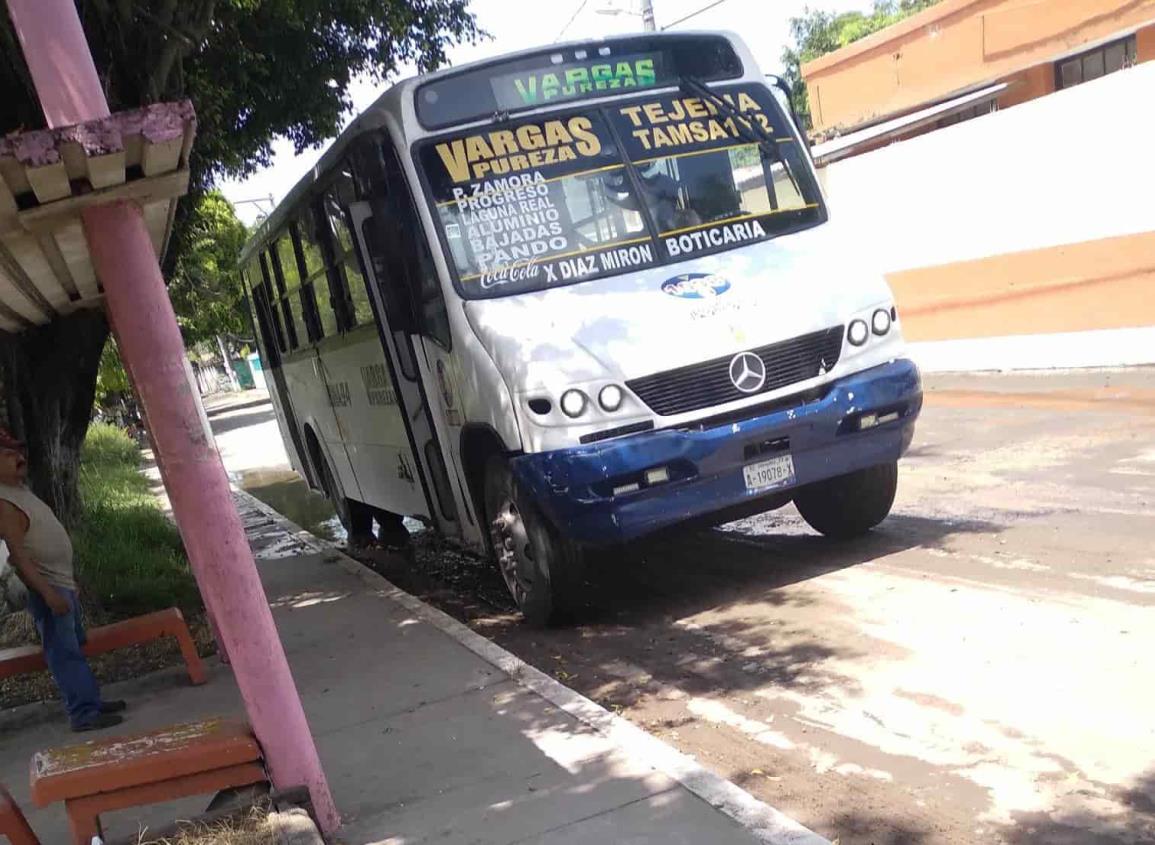 Denuncian escases de transporte de la Ruta Vargas, demoran en pasar más de 1 hora