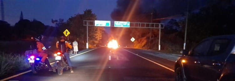 Incendian vehículo en la Costera del Golfo